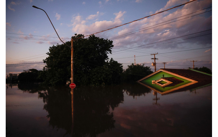 Z cyklu: Brazil's Worst-Ever Floods
fot. Amanda M. Perobelli / Reuters / World Press Photo 2025




Rekordowe powodzie w brazylijskim stanie Rio Grande do Sul doprowadziły do katastrofalnych zniszczeń środowiskowych, śmierci 183 osób oraz przymusowego przesiedlenia ponad 600 tysięcy mieszkańców. Rząd uznał je za największą katastrofę klimatyczną w historii tego regionu – dotkniętych zostało łącznie 2,39 miliona ludzi, a straty, zarówno ludzkie, przyrodnicze, jak i ekonomiczne, są ogromne. Międzynarodowy zespół naukowców potwierdził, że zmiany klimatu – nasilone przez zjawisko El Niño – podwoiły prawdopodobieństwo wystąpienia tak gwałtownych opadów. Eksperci ostrzegają, że ekstremalne zjawiska pogodowe, które dotąd zdarzały się raz na 100–250 lat, będą występować coraz częściej z powodu spalania paliw kopalnych i postępującej degradacji środowiska. Kataklizm zrujnował lokalne społeczności i gospodarkę. Podczas gdy część mieszkańców zdecydowała się opuścić region i zacząć od nowa, inni pozostają, próbując odbudować swoje życie na miejscu.