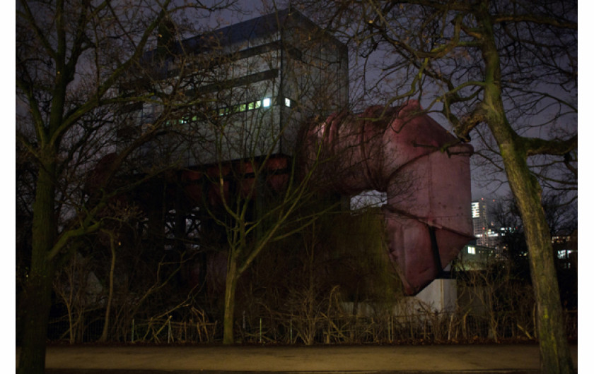 III miejsce w kat. ŚRODOWISKO, fot. Jarosław Respondek, Agencja Fotograficzna Reporter, Berlin. Budynek VWS (Versuchsanstalt für Wasserbau und Schiffbau) – instytutu inżynierii wodnej i przemysłu stoczniowego leżący na wysepce Schleuseninsel na granicy partu Tiergarten. Budynek tętnił życiem w latach 1903–1995 dzięki gigantycznemu tunelowi (pomalowanemu – jak większość berlińskich rur – na różowo); obecnie funkcjonuje jako jeden z budynków Politechniki Berlińskiej. 26 marca 2015  