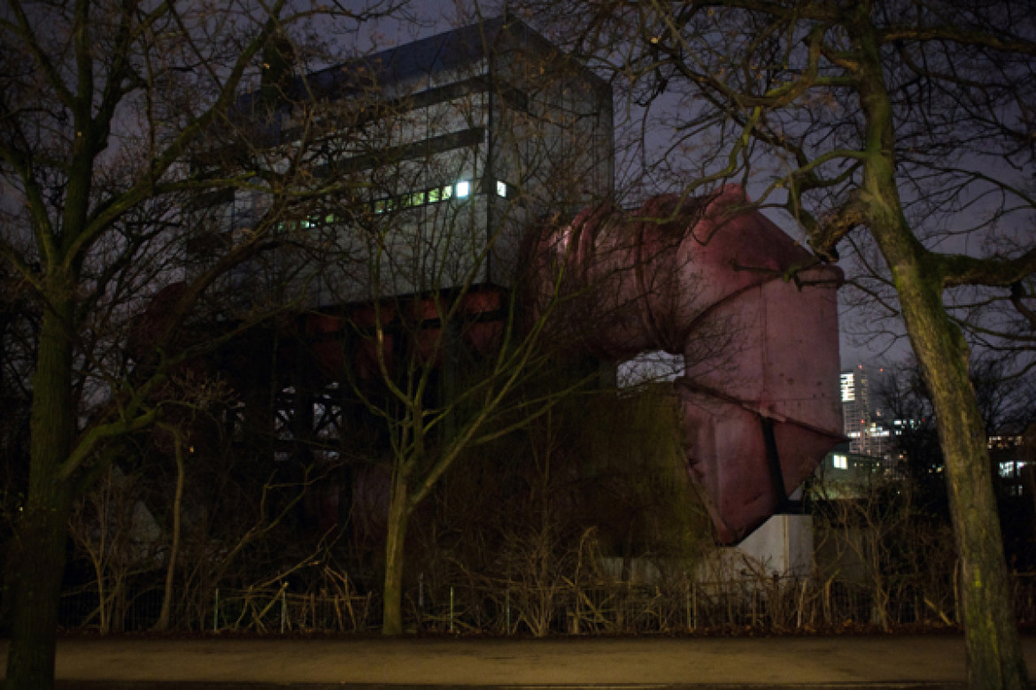 III miejsce w kat. ŚRODOWISKO, fot. Jarosław Respondek, Agencja Fotograficzna Reporter, Berlin. Budynek VWS (Versuchsanstalt für Wasserbau und Schiffbau) – instytutu inżynierii wodnej i przemysłu stoczniowego leżący na wysepce Schleuseninsel na granicy partu Tiergarten. Budynek tętnił życiem w latach 1903–1995 dzięki gigantycznemu tunelowi (pomalowanemu – jak większość berlińskich rur – na różowo); obecnie funkcjonuje jako jeden z budynków Politechniki Berlińskiej. 26 marca 2015