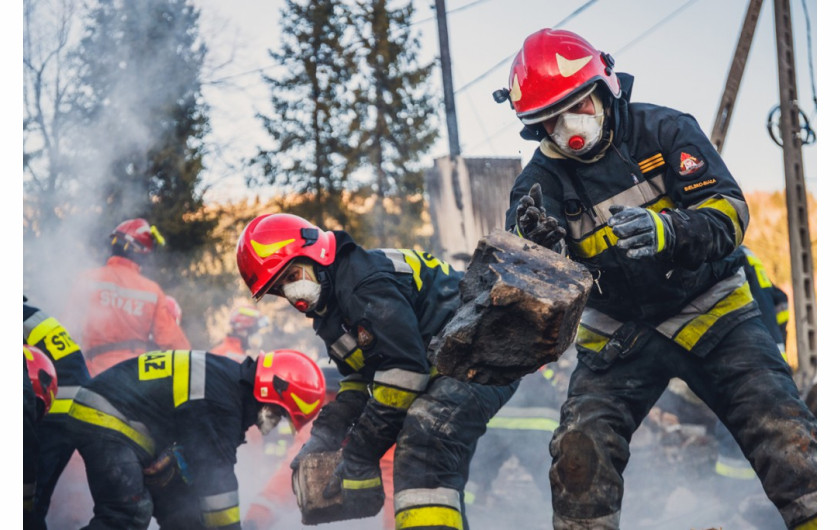 fot. Piotr Zwarycz, 2. miejsce w kategorii Wydarzenia. Wieczorem 4 grudnia 2019 roku doszło do wybuchu gazu w trzykondygnacyjnym domu w Szczyrku, po tym jak firma budowlana, doprowadzając prąd do sąsiedniej działki, użyła metody podziemnego przewiertu. Gaz z uszkodzonej rury zebrał się pod budynkiem, w wyniku czego zginęła niemal cała trzypokoleniowa rodzina. Ratownicy znaleźli w gruzach ciała ośmiu osób, w tym czworga dzieci. 