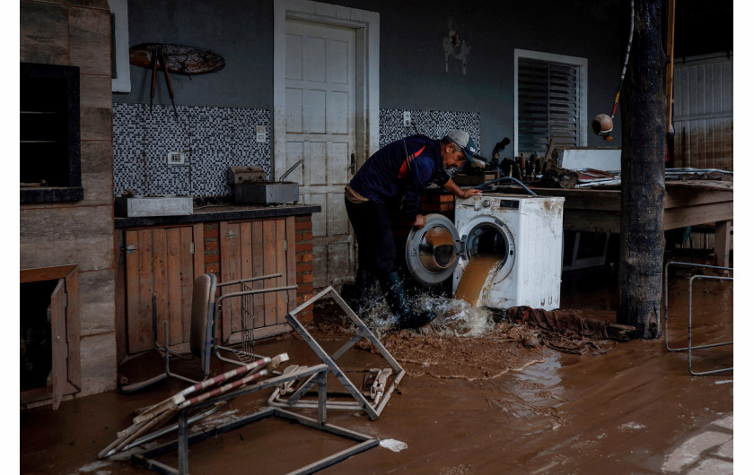 Z cyklu: Brazil's Worst-Ever Floods
fot. Amanda M. Perobelli / Reuters / World Press Photo 2025




Rekordowe powodzie w brazylijskim stanie Rio Grande do Sul doprowadziły do katastrofalnych zniszczeń środowiskowych, śmierci 183 osób oraz przymusowego przesiedlenia ponad 600 tysięcy mieszkańców. Rząd uznał je za największą katastrofę klimatyczną w historii tego regionu – dotkniętych zostało łącznie 2,39 miliona ludzi, a straty, zarówno ludzkie, przyrodnicze, jak i ekonomiczne, są ogromne. Międzynarodowy zespół naukowców potwierdził, że zmiany klimatu – nasilone przez zjawisko El Niño – podwoiły prawdopodobieństwo wystąpienia tak gwałtownych opadów. Eksperci ostrzegają, że ekstremalne zjawiska pogodowe, które dotąd zdarzały się raz na 100–250 lat, będą występować coraz częściej z powodu spalania paliw kopalnych i postępującej degradacji środowiska. Kataklizm zrujnował lokalne społeczności i gospodarkę. Podczas gdy część mieszkańców zdecydowała się opuścić region i zacząć od nowa, inni pozostają, próbując odbudować swoje życie na miejscu.