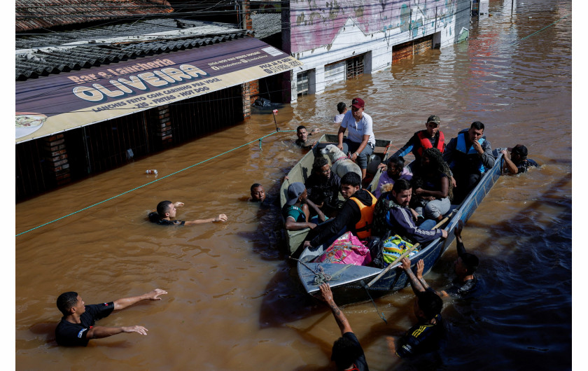 Z cyklu: Brazil's Worst-Ever Floods
fot. Amanda M. Perobelli / Reuters / World Press Photo 2025




Rekordowe powodzie w brazylijskim stanie Rio Grande do Sul doprowadziły do katastrofalnych zniszczeń środowiskowych, śmierci 183 osób oraz przymusowego przesiedlenia ponad 600 tysięcy mieszkańców. Rząd uznał je za największą katastrofę klimatyczną w historii tego regionu – dotkniętych zostało łącznie 2,39 miliona ludzi, a straty, zarówno ludzkie, przyrodnicze, jak i ekonomiczne, są ogromne. Międzynarodowy zespół naukowców potwierdził, że zmiany klimatu – nasilone przez zjawisko El Niño – podwoiły prawdopodobieństwo wystąpienia tak gwałtownych opadów. Eksperci ostrzegają, że ekstremalne zjawiska pogodowe, które dotąd zdarzały się raz na 100–250 lat, będą występować coraz częściej z powodu spalania paliw kopalnych i postępującej degradacji środowiska. Kataklizm zrujnował lokalne społeczności i gospodarkę. Podczas gdy część mieszkańców zdecydowała się opuścić region i zacząć od nowa, inni pozostają, próbując odbudować swoje życie na miejscu.