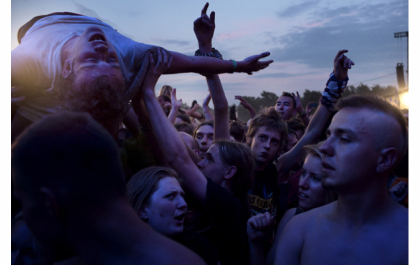 II miejsce w kat. KULTURA i CZŁOWIEK, fot. Maciek Nabrdalik, VII Photo, Kostrzyn nad Odrą. Uczestnicy 20. Przystanku Woodstock. Festiwal organizowany przez Wielką Orkiestrę Świątecznej Pomocy odbywa się od 1995 roku. 20. edycja zgromadziła ponad 750 tys. uczestników, co czyni wydarzenie największym plenerowym festiwalem w Europie. 1 sierpnia 2014  