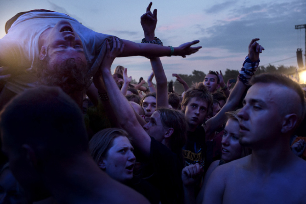 II miejsce w kat. KULTURA i CZŁOWIEK, fot. Maciek Nabrdalik, VII Photo, Kostrzyn nad Odrą. Uczestnicy 20. Przystanku Woodstock. Festiwal organizowany przez Wielką Orkiestrę Świątecznej Pomocy odbywa się od 1995 roku. 20. edycja zgromadziła ponad 750 tys. uczestników, co czyni wydarzenie największym plenerowym festiwalem w Europie. 1 sierpnia 2014  