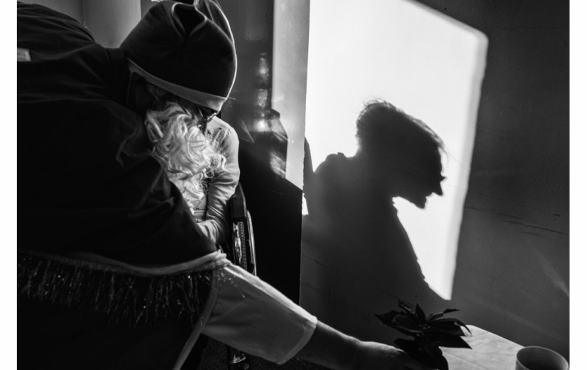 fot. Katarzyna Piechowicz, dla „Dużego Formatu, 1. miejsce w kategorii Życie Codzienne. Fotoreportaż powstał w jednym ze śląskich domów dla seniorów, gdzie ludzie u kresu życia są pozostawieni sam na sam ze swoją samotnością. Borykają się z utratą bliskich, brakiem samodzielności utratą poczucia bezpieczeństwa. Na niektóre z tych problemów nie mamy wpływu, ale poczuciu izolacji i bycia niepotrzebnym możemy przeciwdziałać.