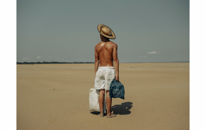 Z cyklu: Droughts in the Amazon
fot. Musuk Nolte / Panos Pictures, Bertha Foundation / World Press Photo 2025




Rzeka Amazonka doświadcza rekordowo niskiego poziomu wody z powodu dotkliwej suszy, której intensywność potęgowana jest przez zmiany klimatyczne. Ten kryzys ekologiczny zagraża bioróżnorodności, zaburza równowagę ekosystemów i ma dramatyczny wpływ na lokalne społeczności, dla których rzeka stanowi podstawę codziennego życia. W obliczu nasilających się susz wielu mieszkańców zmuszonych jest do porzucenia swojego dotychczasowego życia i przeniesienia się do miast, co trwale zmienia społeczną tkankę regionu. Projekt ten ukazuje skutki zmian klimatycznych w sposób konkretny i namacalny, unaoczniając, jak bardzo przekształcają one przyszłość społeczności ściśle związanych z naturą.