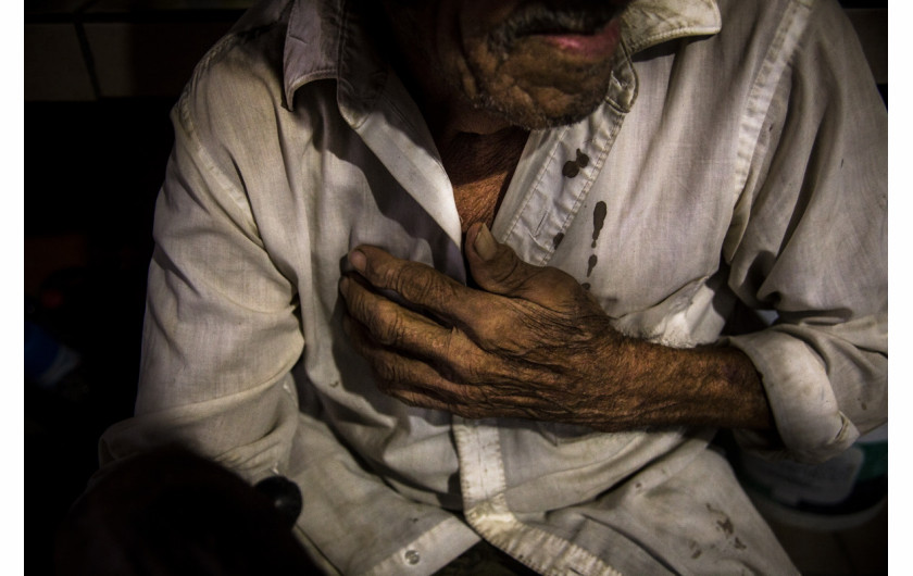 fot. Yael Martínez, The House That Bleeds, 2. miejsce w kategorii Long Term Projects.

W Meksyku ponad ponad 37 tys. osób uważanych jest za zaginione. Większość z nich prawdopodobnie nie żyje. To ofiary niekończącej się przemocy, która od 2006 roku zabrała już ponad 250 tys. istnień ludzkich. Zniknięcia tę są powodem traumy w rodzinach zaginionych.

Przemoc ma swoje korzenie w wojnie z kartelami narkotykowymi, która w latach 2006-2012 prowadzona była przez prezydenta Felipe Calderona i która kontynuowana jest przez jego następcę. Rosnąca przemoc doprowadziły do drastycznego wzrostu liczby morderstw, zniknięć i rozwoju korupcji. Prezydent Nieto obiecał skończyć z przemocą, jednak choć liczba morderstw zmalała władze nie potrafią zrobić wiele w walce przeciwko kartelom. 

W 2013 roku szwagier fotografa został zamordowany, a dwóch innych zaginęło. W związku z tym zaczął on dokumentować będący tego skutkiem rozpad emocjonalny swojej rodziny i innych rodzin dotkniętych tym problemem.
