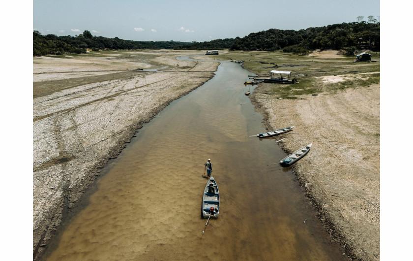 Z cyklu: Droughts in the Amazon
fot. Musuk Nolte / Panos Pictures, Bertha Foundation / World Press Photo 2025




Rzeka Amazonka doświadcza rekordowo niskiego poziomu wody z powodu dotkliwej suszy, której intensywność potęgowana jest przez zmiany klimatyczne. Ten kryzys ekologiczny zagraża bioróżnorodności, zaburza równowagę ekosystemów i ma dramatyczny wpływ na lokalne społeczności, dla których rzeka stanowi podstawę codziennego życia. W obliczu nasilających się susz wielu mieszkańców zmuszonych jest do porzucenia swojego dotychczasowego życia i przeniesienia się do miast, co trwale zmienia społeczną tkankę regionu. Projekt ten ukazuje skutki zmian klimatycznych w sposób konkretny i namacalny, unaoczniając, jak bardzo przekształcają one przyszłość społeczności ściśle związanych z naturą.