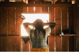 <strong>Z cyklu: "Jaidë"<br />
fot. Santiago Mesa / World Press Photo 2025</strong>

<br /><br />


Emberá Dobida to wędrowny lud tubylczy z Kolumbii, który tradycyjnie zamieszkiwał okolice rzeki Bojayá. W ostatnich latach wielu Emberá opuściło swoje ziemie i przeniosło się do Bogoty, uciekając przed konfliktem zbrojnym z udziałem kolumbijskich sił paramilitarnych i szukając bezpieczeństwa oraz nowych szans. W stolicy spotykają się jednak z dyskryminacją i marginalizacją, żyjąc w przeludnionych i niebezpiecznych warunkach. Według danych Kościoła w Bellavista w Bojayá, liczba samobójstw w społeczności Emberá dramatycznie wzrosła — z 15 przypadków od 2015 do 2020 roku, do 67 samobójstw i ponad 400 prób w roku 2024. Projekt ten śledzi losy kobiet z tej społeczności, dotkniętych kryzysem, i rzuca światło na ich dramatyczną sytuację, budząc empatię i uwagę wobec tej bolesnej rzeczywistości.