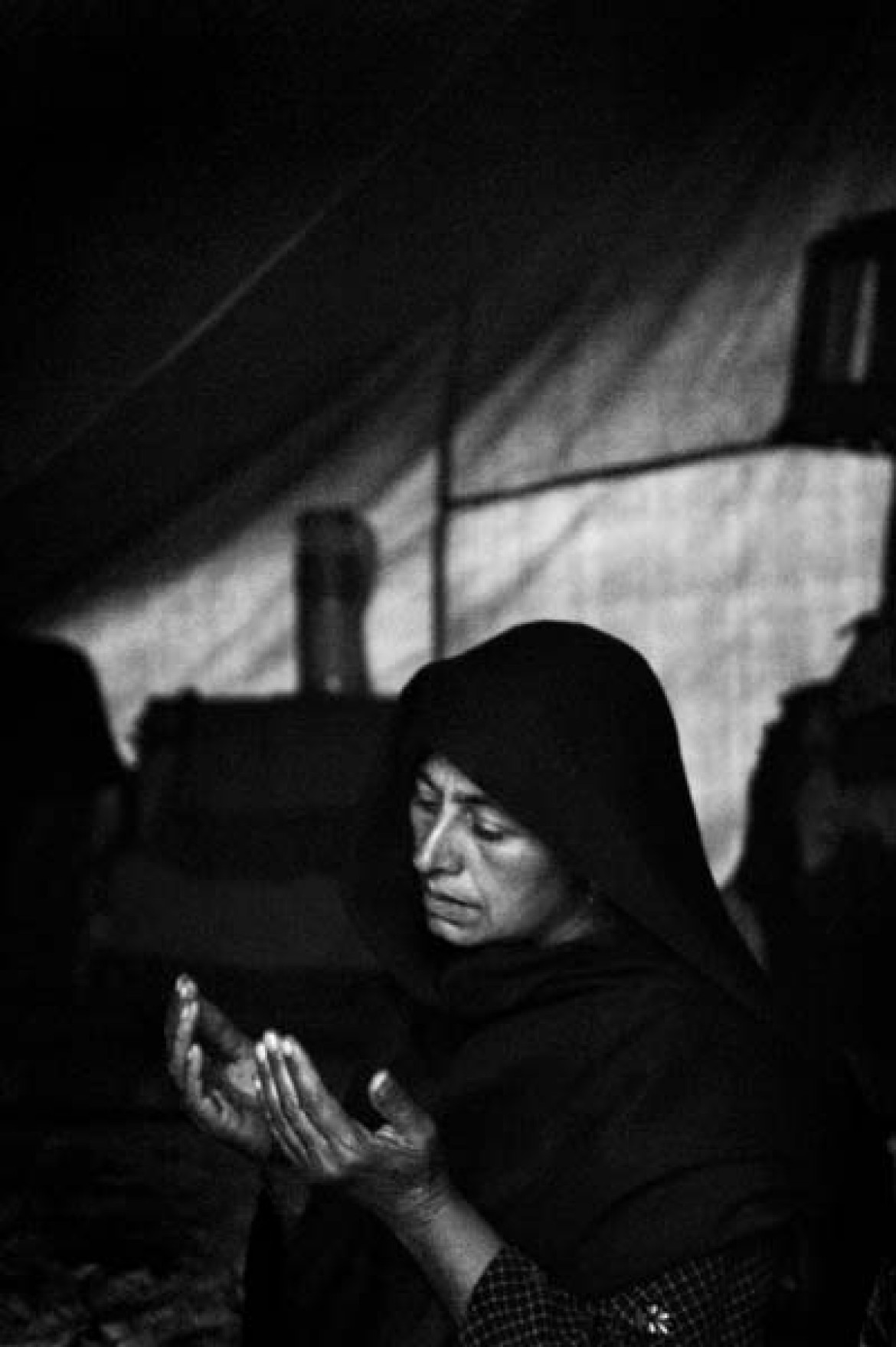 III nagroda w kategorii Ludzie w wiadomościach (zdjęcie pojedyncze), Jakob Dall, Dania, dla Duńskiego Czerwonego Krzyża, Kobieta modląca się za syna, który zginął w trzęsieniu ziemi w Kaszmirze, Balakot, Pakistan, 1 listopada