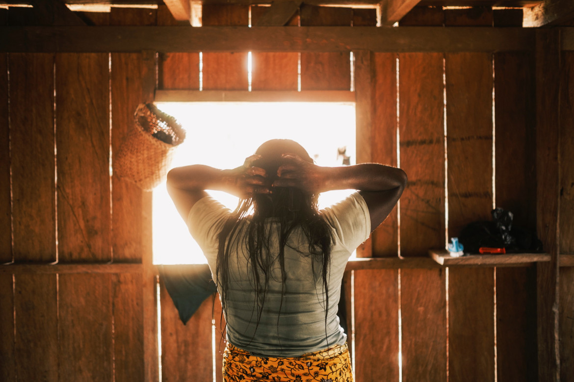 <strong>Z cyklu: "Jaidë"<br />
fot. Santiago Mesa / World Press Photo 2025</strong>
<br /><br />
Emberá Dobida to wędrowny lud tubylczy z Kolumbii, który tradycyjnie zamieszkiwał okolice rzeki Bojayá. W ostatnich latach wielu Emberá opuściło swoje ziemie i przeniosło się do Bogoty, uciekając przed konfliktem zbrojnym z udziałem kolumbijskich sił paramilitarnych i szukając bezpieczeństwa oraz nowych szans. W stolicy spotykają się jednak z dyskryminacją i marginalizacją, żyjąc w przeludnionych i niebezpiecznych warunkach. Według danych Kościoła w Bellavista w Bojayá, liczba samobójstw w społeczności Emberá dramatycznie wzrosła — z 15 przypadków od 2015 do 2020 roku, do 67 samobójstw i ponad 400 prób w roku 2024. Projekt ten śledzi losy kobiet z tej społeczności, dotkniętych kryzysem, i rzuca światło na ich dramatyczną sytuację, budząc empatię i uwagę wobec tej bolesnej rzeczywistości.