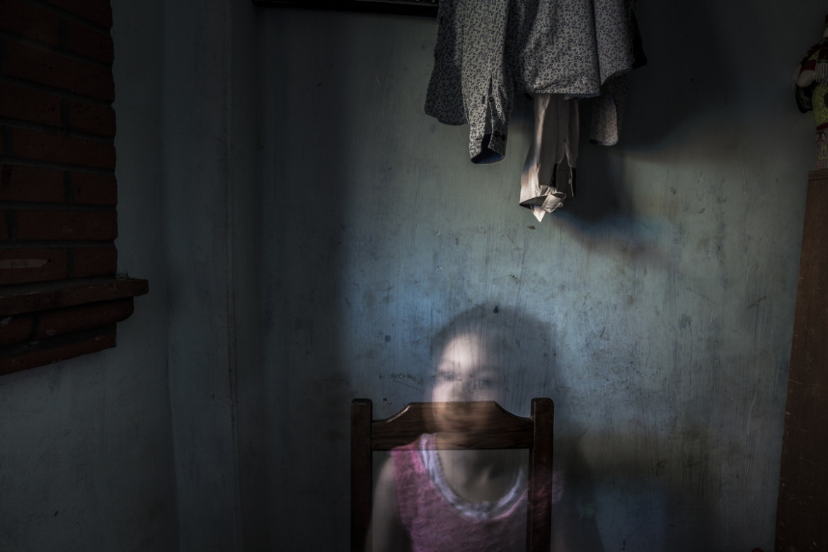 fot. Yael Martínez, "The House That Bleeds", 2. miejsce w kategorii Long Term Projects.
W Meksyku ponad ponad 37 tys. osób uważanych jest za zaginione. Większość z nich prawdopodobnie nie żyje. To ofiary niekończącej się przemocy, która od 2006 roku zabrała już ponad 250 tys. istnień ludzkich. Zniknięcia tę są powodem traumy w rodzinach zaginionych.
Przemoc ma swoje korzenie w wojnie z kartelami narkotykowymi, która w latach 2006-2012 prowadzona była przez prezydenta Felipe Calderona i która kontynuowana jest przez jego następcę. Rosnąca przemoc doprowadziły do drastycznego wzrostu liczby morderstw, zniknięć i rozwoju korupcji. Prezydent Nieto obiecał skończyć z przemocą, jednak choć liczba morderstw zmalała władze nie potrafią zrobić wiele w walce przeciwko kartelom.
W 2013 roku szwagier fotografa został zamordowany, a dwóch innych zaginęło. W związku z tym zaczął on dokumentować będący tego skutkiem rozpad emocjonalny swojej rodziny i innych rodzin dotkniętych tym problemem.