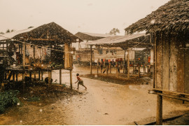 <strong>Z cyklu: "Jaidë"<br />
fot. Santiago Mesa / World Press Photo 2025</strong>

<br /><br />


Emberá Dobida to wędrowny lud tubylczy z Kolumbii, który tradycyjnie zamieszkiwał okolice rzeki Bojayá. W ostatnich latach wielu Emberá opuściło swoje ziemie i przeniosło się do Bogoty, uciekając przed konfliktem zbrojnym z udziałem kolumbijskich sił paramilitarnych i szukając bezpieczeństwa oraz nowych szans. W stolicy spotykają się jednak z dyskryminacją i marginalizacją, żyjąc w przeludnionych i niebezpiecznych warunkach. Według danych Kościoła w Bellavista w Bojayá, liczba samobójstw w społeczności Emberá dramatycznie wzrosła — z 15 przypadków od 2015 do 2020 roku, do 67 samobójstw i ponad 400 prób w roku 2024. Projekt ten śledzi losy kobiet z tej społeczności, dotkniętych kryzysem, i rzuca światło na ich dramatyczną sytuację, budząc empatię i uwagę wobec tej bolesnej rzeczywistości.