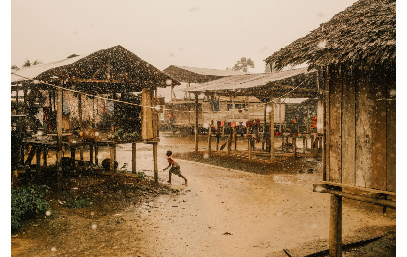 Z cyklu: Jaidë
fot. Santiago Mesa / World Press Photo 2025




Emberá Dobida to wędrowny lud tubylczy z Kolumbii, który tradycyjnie zamieszkiwał okolice rzeki Bojayá. W ostatnich latach wielu Emberá opuściło swoje ziemie i przeniosło się do Bogoty, uciekając przed konfliktem zbrojnym z udziałem kolumbijskich sił paramilitarnych i szukając bezpieczeństwa oraz nowych szans. W stolicy spotykają się jednak z dyskryminacją i marginalizacją, żyjąc w przeludnionych i niebezpiecznych warunkach. Według danych Kościoła w Bellavista w Bojayá, liczba samobójstw w społeczności Emberá dramatycznie wzrosła — z 15 przypadków od 2015 do 2020 roku, do 67 samobójstw i ponad 400 prób w roku 2024. Projekt ten śledzi losy kobiet z tej społeczności, dotkniętych kryzysem, i rzuca światło na ich dramatyczną sytuację, budząc empatię i uwagę wobec tej bolesnej rzeczywistości.