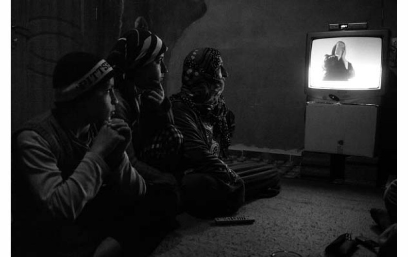 FOTOREPORTAŻ, II miejsce w kat. WYDARZENIA, fot. Maciej Moskwa, Testigo Documentary, Fotoreportaż pokazuje skutki ataku Państwa Islamskiego (ISIS) na kurdyjskie miasto Kobane w północnej Syrii. Doprowadził on do masowego exodusu ponad 300 tys. ludzi, którzy szukali schronienia w pobliskiej Turcji. Uciekinierzy znaleźli się w fatalnym położeniu: z jednej strony atakowani przez ISIS, a z drugiej blokowani przez turecką armię, która nie pozwalała na wspieranie obrońców miasta Kobane. W ciągu kilku tygodni sytuacja uchodźców zbliżyła się do granic klęski humanitarnej. W przepełnionych obozach dla uchodźców brakowało jedzenia, dostępu do czystej wody, nie mówiąc już o organizowaniu jakiegokolwiek szkolnictwa dla dzieci. Listopad 2014  