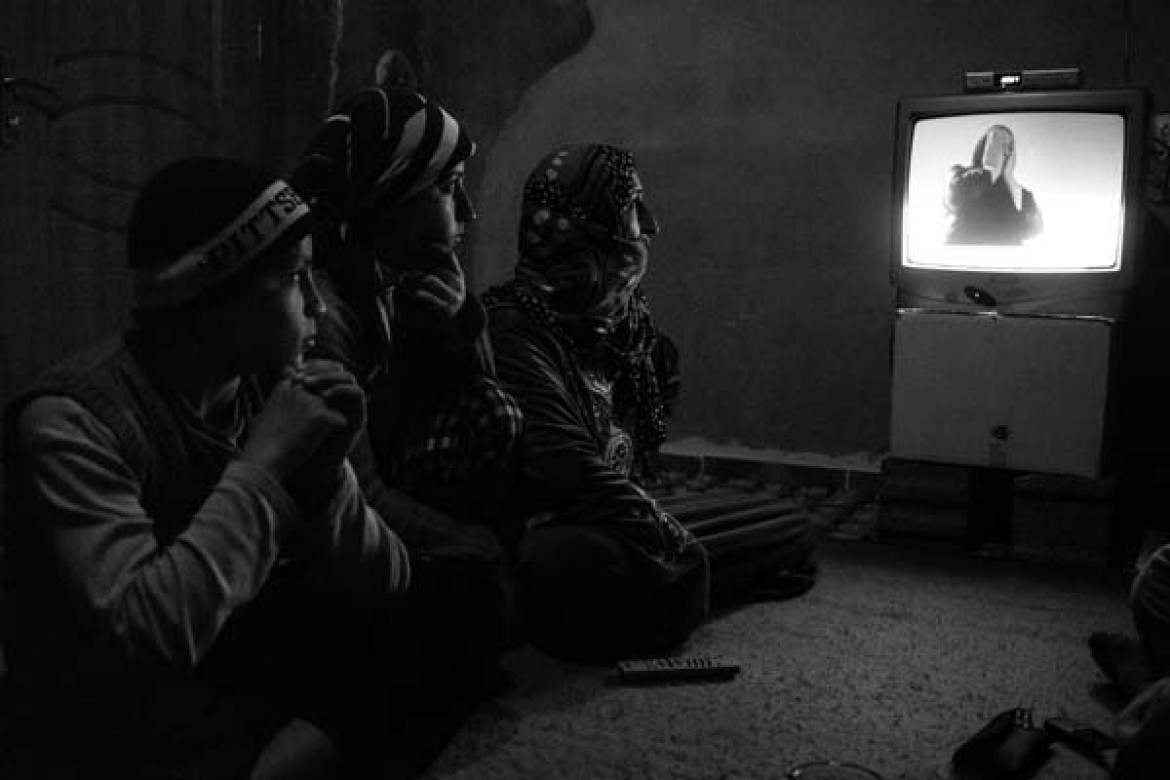 FOTOREPORTAŻ, II miejsce w kat. WYDARZENIA, fot. Maciej Moskwa, Testigo Documentary, Fotoreportaż pokazuje skutki ataku Państwa Islamskiego (ISIS) na kurdyjskie miasto Kobane w północnej Syrii. Doprowadził on do masowego exodusu ponad 300 tys. ludzi, którzy szukali schronienia w pobliskiej Turcji. Uciekinierzy znaleźli się w fatalnym położeniu: z jednej strony atakowani przez ISIS, a z drugiej blokowani przez turecką armię, która nie pozwalała na wspieranie obrońców miasta Kobane. W ciągu kilku tygodni sytuacja uchodźców zbliżyła się do granic klęski humanitarnej. W przepełnionych obozach dla uchodźców brakowało jedzenia, dostępu do czystej wody, nie mówiąc już o organizowaniu jakiegokolwiek szkolnictwa dla dzieci. Listopad 2014