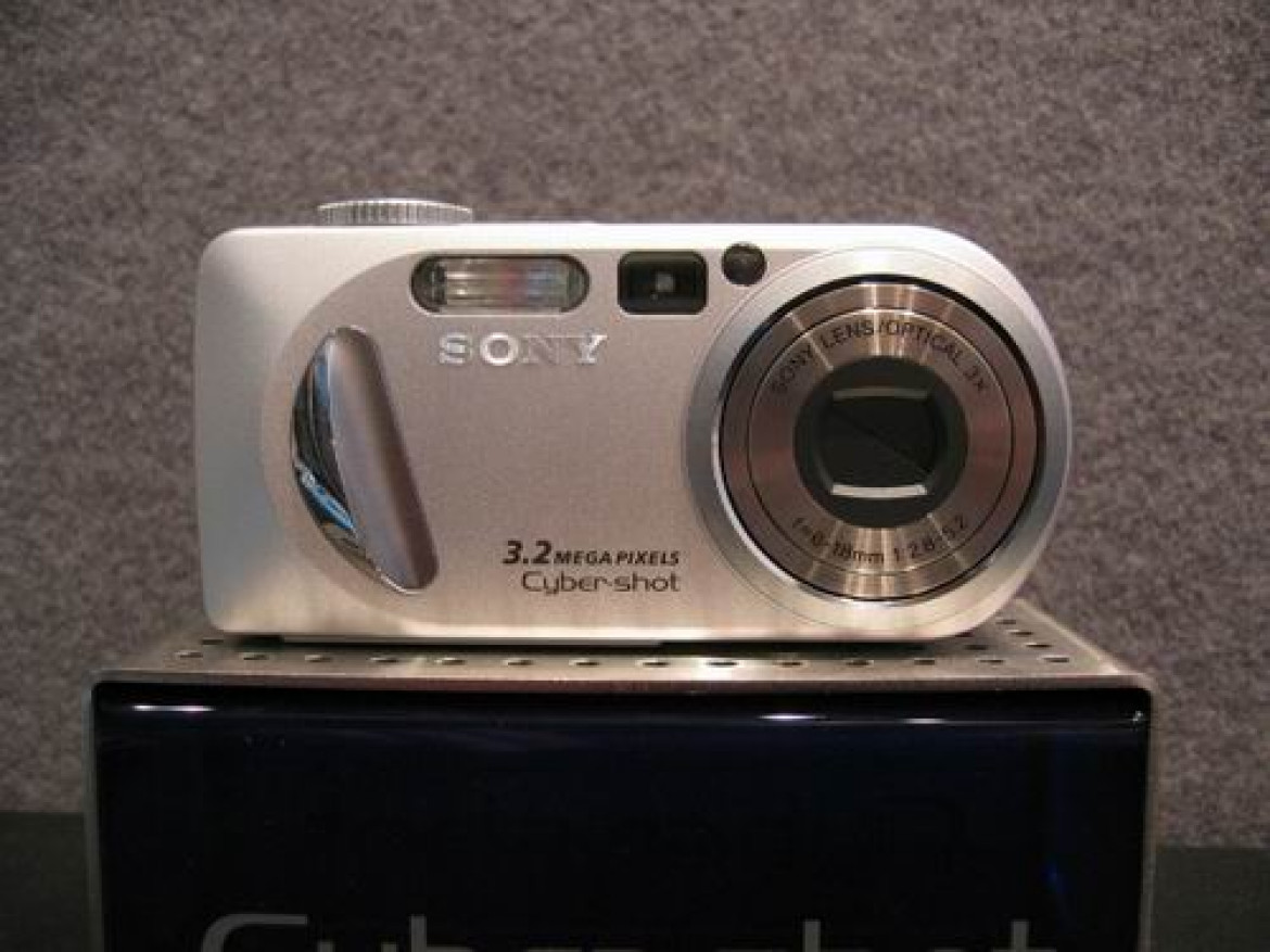 Sony CyberShot DSC-P10 (Europa Foto)