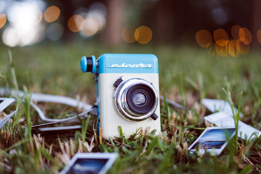 Escura Instant 60s - tani aparat natychmiastowy w stylu retro, który obsłużysz bez baterii