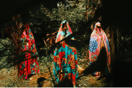 <strong>Z cyklu: "Jaidë"<br />
fot. Santiago Mesa / World Press Photo 2025</strong>

<br /><br />


Emberá Dobida to wędrowny lud tubylczy z Kolumbii, który tradycyjnie zamieszkiwał okolice rzeki Bojayá. W ostatnich latach wielu Emberá opuściło swoje ziemie i przeniosło się do Bogoty, uciekając przed konfliktem zbrojnym z udziałem kolumbijskich sił paramilitarnych i szukając bezpieczeństwa oraz nowych szans. W stolicy spotykają się jednak z dyskryminacją i marginalizacją, żyjąc w przeludnionych i niebezpiecznych warunkach. Według danych Kościoła w Bellavista w Bojayá, liczba samobójstw w społeczności Emberá dramatycznie wzrosła — z 15 przypadków od 2015 do 2020 roku, do 67 samobójstw i ponad 400 prób w roku 2024. Projekt ten śledzi losy kobiet z tej społeczności, dotkniętych kryzysem, i rzuca światło na ich dramatyczną sytuację, budząc empatię i uwagę wobec tej bolesnej rzeczywistości.