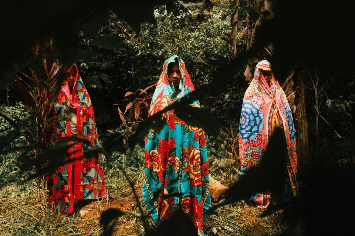 <strong>Z cyklu: "Jaidë"<br />
fot. Santiago Mesa / World Press Photo 2025</strong>
<br /><br />
Emberá Dobida to wędrowny lud tubylczy z Kolumbii, który tradycyjnie zamieszkiwał okolice rzeki Bojayá. W ostatnich latach wielu Emberá opuściło swoje ziemie i przeniosło się do Bogoty, uciekając przed konfliktem zbrojnym z udziałem kolumbijskich sił paramilitarnych i szukając bezpieczeństwa oraz nowych szans. W stolicy spotykają się jednak z dyskryminacją i marginalizacją, żyjąc w przeludnionych i niebezpiecznych warunkach. Według danych Kościoła w Bellavista w Bojayá, liczba samobójstw w społeczności Emberá dramatycznie wzrosła — z 15 przypadków od 2015 do 2020 roku, do 67 samobójstw i ponad 400 prób w roku 2024. Projekt ten śledzi losy kobiet z tej społeczności, dotkniętych kryzysem, i rzuca światło na ich dramatyczną sytuację, budząc empatię i uwagę wobec tej bolesnej rzeczywistości.