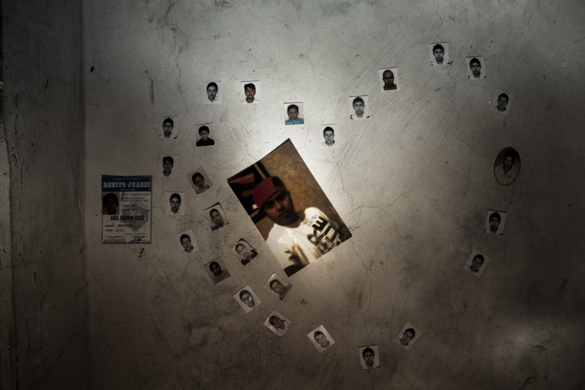 fot. Yael Martínez, "The House That Bleeds", 2. miejsce w kategorii Long Term Projects.
W Meksyku ponad ponad 37 tys. osób uważanych jest za zaginione. Większość z nich prawdopodobnie nie żyje. To ofiary niekończącej się przemocy, która od 2006 roku zabrała już ponad 250 tys. istnień ludzkich. Zniknięcia tę są powodem traumy w rodzinach zaginionych.
Przemoc ma swoje korzenie w wojnie z kartelami narkotykowymi, która w latach 2006-2012 prowadzona była przez prezydenta Felipe Calderona i która kontynuowana jest przez jego następcę. Rosnąca przemoc doprowadziły do drastycznego wzrostu liczby morderstw, zniknięć i rozwoju korupcji. Prezydent Nieto obiecał skończyć z przemocą, jednak choć liczba morderstw zmalała władze nie potrafią zrobić wiele w walce przeciwko kartelom.
W 2013 roku szwagier fotografa został zamordowany, a dwóch innych zaginęło. W związku z tym zaczął on dokumentować będący tego skutkiem rozpad emocjonalny swojej rodziny i innych rodzin dotkniętych tym problemem.