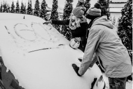 fot. Dawid Stube, I miejsce w kategorii Projekt Dokumentalny

Gniezno, Jarosławiec. Igor ma 19 lat. Chłopcy w tym wieku zaczynają czerpać garściami z życia: dojrzewają, przeżywają pierwsze bunty, pierwsze miłości, odkrywają świat. Igor nie ma tego. Cierpi na rzadką chorobę genetyczną: zespół kociego krzyku. Codziennie wraz z matką walczą o to, by odkrywany przez niego świat choć trochę przypominał ten normalny. Na początku właśnie pokazanie takiego świata było dla mnie celem projektu. Jednak im dłużej fotografowałem, tym bardziej wyłaniał mi się obraz dwojga ludzi, którzy mimo olbrzymich problemów w codziennej walce zbudowali ze sobą potężną więź: między matką a synem. Filarem tej więzi jest miłość. Ta głęboka relacja daje im siłę.
Z projektu, który był budowany przez cztery lata, wyłania się przede wszystkim obraz niezwykłej pielęgnacji miłości. Ale także obraz chłopca samotnego, zagubionego. W tle jednak zawsze jest czuwająca nad nim matka. Ona jest dla niego filarem, na którym może się oprzeć w trudnej codzienności – a on dla niej.