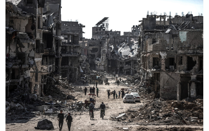Z cyklu: Gaza Under Israeli Attack
fot. Ali Jadallah / Anadolu Agency / World Press Photo 2025




Izrael kontynuował wojnę w Strefie Gazy przez cały 2024 rok, pozostawiając znaczną część tego obszaru w ruinach. Według danych ONZ ponad 60% domów zostało zniszczonych, a 95% szpitali przestało funkcjonować. Prawie dwa miliony ludzi zostało przesiedlonych, zmagając się z dramatycznymi brakami żywności, czystej wody i leków, spowodowanymi izraelskimi restrykcjami.

Ponieważ międzynarodowi dziennikarze są de facto pozbawieni dostępu do Gazy, lokalni fotografowie ryzykują życie, dokumentując wojnę. Jeden z nich, który sam stracił bliskich, mówi: „Za każdym razem, gdy fotografuję zniszczony dom, myślę o swoim. Gdy spod gruzów wyciągani są ranni i zabici, przypominam sobie ojca i rodzeństwo”.
