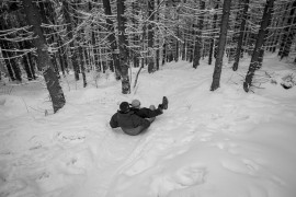 fot. Amadeusz Świerk, 2. miejsce w kat. Documentary Project<br></br><br></br>
Ukryta głęboko wśród lasów Karkonoszy chatka to sekretne miejsce spotkań wyjątkowej grupy
wędrowców. Mimo braku elektryczności, bieżącej wody, prądu i internetu, co weekend wypełnia się
ludźmi z rozmaitych środowisk, którzy na co dzień nie mieliby szansy się poznać. Goście chatki chcą
na chwilę zaznać trudów i przyjemności staroświeckiego stylu życia, w sercu natury. Przychodzą
również, by zrzucić noszone na co dzień maski i poczuć się swobodnie, zapominając o konwenansach.