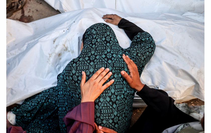 Z cyklu: Gaza Under Israeli Attack
fot. Ali Jadallah / Anadolu Agency / World Press Photo 2025




Izrael kontynuował wojnę w Strefie Gazy przez cały 2024 rok, pozostawiając znaczną część tego obszaru w ruinach. Według danych ONZ ponad 60% domów zostało zniszczonych, a 95% szpitali przestało funkcjonować. Prawie dwa miliony ludzi zostało przesiedlonych, zmagając się z dramatycznymi brakami żywności, czystej wody i leków, spowodowanymi izraelskimi restrykcjami.

Ponieważ międzynarodowi dziennikarze są de facto pozbawieni dostępu do Gazy, lokalni fotografowie ryzykują życie, dokumentując wojnę. Jeden z nich, który sam stracił bliskich, mówi: „Za każdym razem, gdy fotografuję zniszczony dom, myślę o swoim. Gdy spod gruzów wyciągani są ranni i zabici, przypominam sobie ojca i rodzeństwo”.

