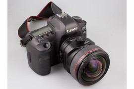 Canon EOS 5D Mark II z obiektywem Canon TS-E 17mm f/4L
