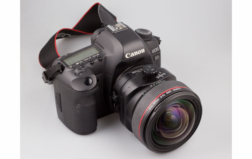 Canon EOS 5D Mark II z obiektywem Canon TS-E 17mm f/4L