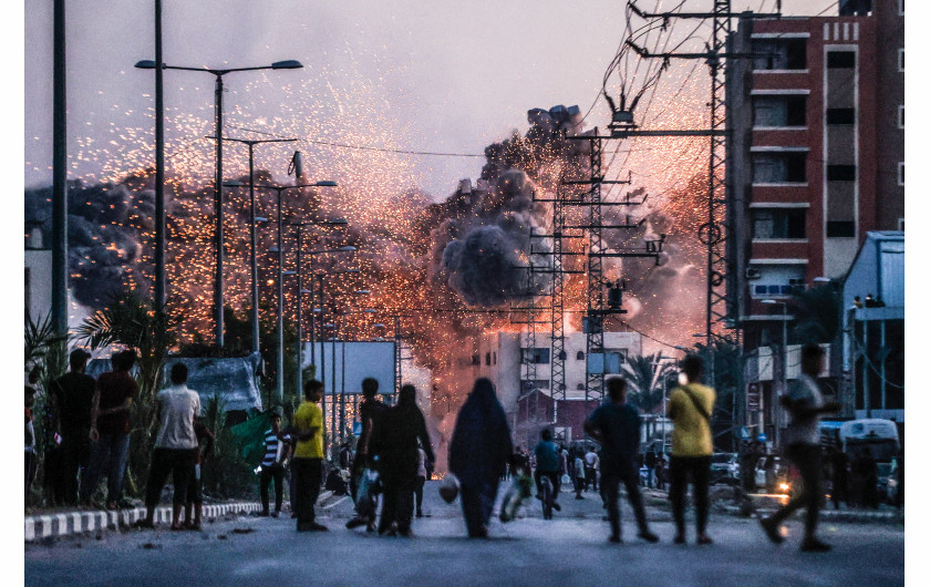 Z cyklu: Gaza Under Israeli Attack
fot. Ali Jadallah / Anadolu Agency / World Press Photo 2025




Izrael kontynuował wojnę w Strefie Gazy przez cały 2024 rok, pozostawiając znaczną część tego obszaru w ruinach. Według danych ONZ ponad 60% domów zostało zniszczonych, a 95% szpitali przestało funkcjonować. Prawie dwa miliony ludzi zostało przesiedlonych, zmagając się z dramatycznymi brakami żywności, czystej wody i leków, spowodowanymi izraelskimi restrykcjami.

Ponieważ międzynarodowi dziennikarze są de facto pozbawieni dostępu do Gazy, lokalni fotografowie ryzykują życie, dokumentując wojnę. Jeden z nich, który sam stracił bliskich, mówi: „Za każdym razem, gdy fotografuję zniszczony dom, myślę o swoim. Gdy spod gruzów wyciągani są ranni i zabici, przypominam sobie ojca i rodzeństwo”.
