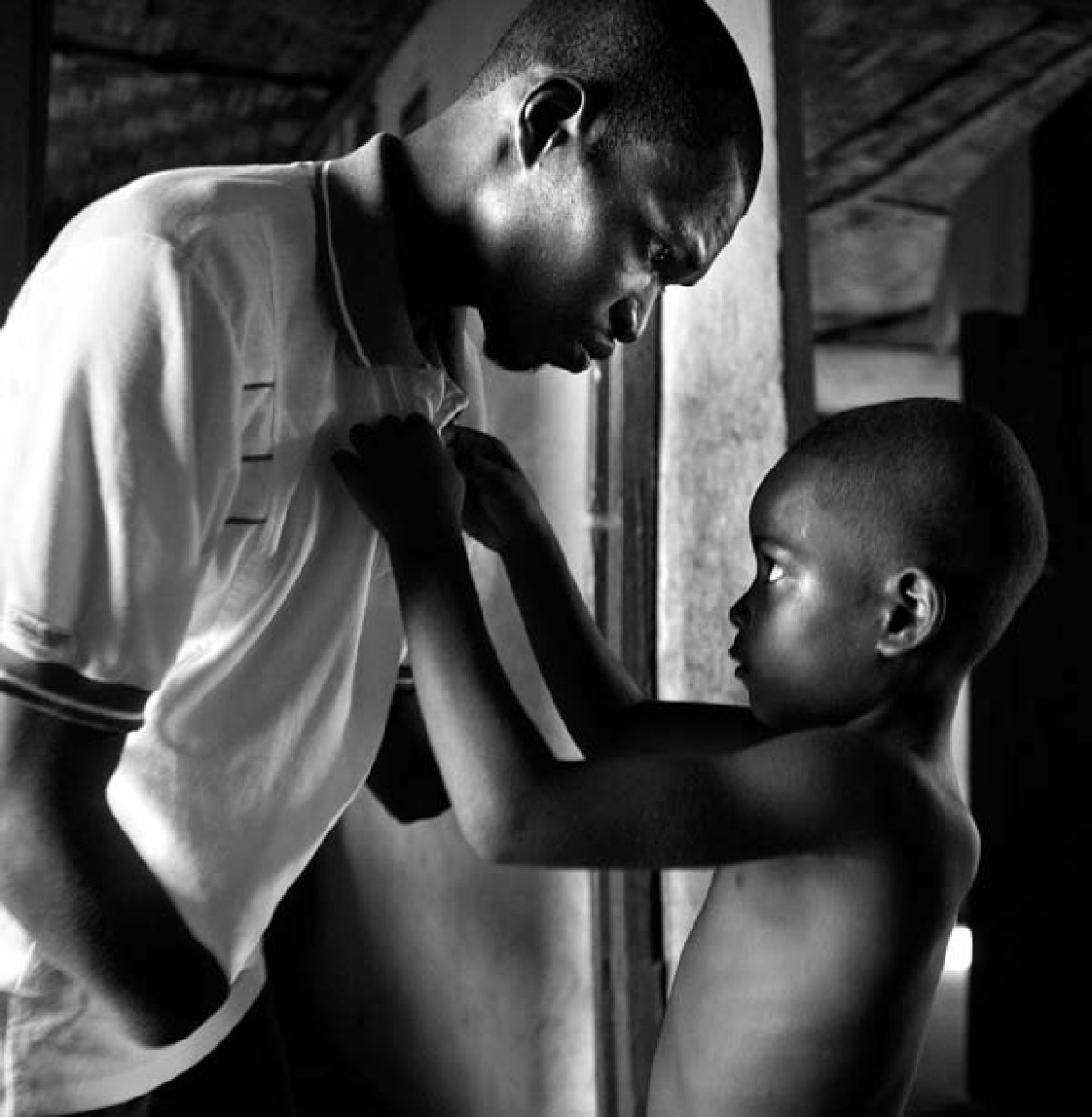 I nagroda w kategorii Problemy współczesności (zdjęcie pojedyncze), Yannis Kontos, Grecja, Polaris Images, Chłopiec pomaga ojcu w ubraniu się, Sierra Leone;