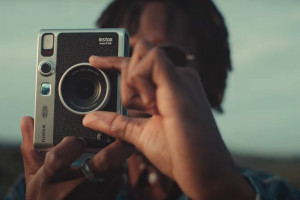 Fujifilm Instax Mini Evo - natychmiastowa hybryda na jaką zasługiwaliśmy