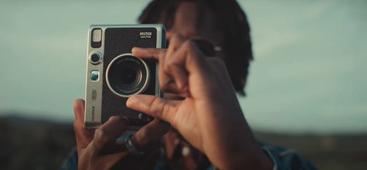 Fujifilm Instax Mini Evo - natychmiastowa hybryda na jaką zasługiwaliśmy