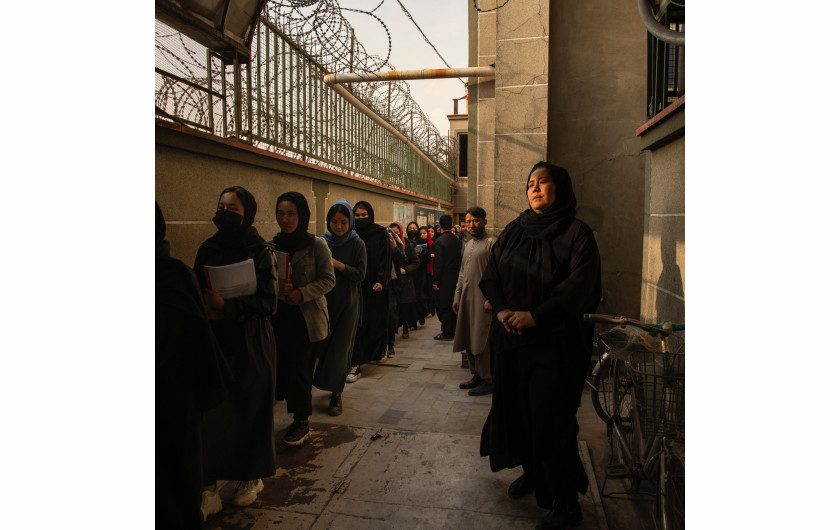 Z cyklu: No Woman’s Land
fot. Kiana Hayeri / Fondation Carmignac / World Press Photo 2025





W Afganistanie fundamentalistyczny rząd Talibów odmawia kobietom dostępu do edukacji ponad poziom podstawowy, zabrania im pracy poza domem, a w niektórych regionach zakazuje nawet wychodzenia z domu bez męskiego opiekuna lub z odsłoniętą twarzą. Miejsca, w których kobiety mogły się wcześniej swobodnie spotykać – szkoły, parki, siłownie, salony piękności czy biura – zostały dla nich zamknięte. Mimo tych ograniczeń Afganki znajdują subtelne, ale niezwykle silne sposoby oporu. Ich niezgoda wyraża się po cichu, za zamkniętymi drzwiami: w domach, tajnych klasach i prywatnych uroczystościach.