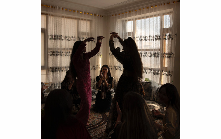 Z cyklu: No Woman’s Land
fot. Kiana Hayeri / Fondation Carmignac / World Press Photo 2025





W Afganistanie fundamentalistyczny rząd Talibów odmawia kobietom dostępu do edukacji ponad poziom podstawowy, zabrania im pracy poza domem, a w niektórych regionach zakazuje nawet wychodzenia z domu bez męskiego opiekuna lub z odsłoniętą twarzą. Miejsca, w których kobiety mogły się wcześniej swobodnie spotykać – szkoły, parki, siłownie, salony piękności czy biura – zostały dla nich zamknięte. Mimo tych ograniczeń Afganki znajdują subtelne, ale niezwykle silne sposoby oporu. Ich niezgoda wyraża się po cichu, za zamkniętymi drzwiami: w domach, tajnych klasach i prywatnych uroczystościach.