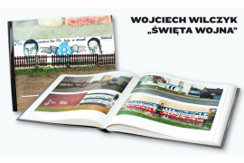 FOTOGRAFICZNA PUBLIKACJA ROKU, „Święta wojna” autor: Wojciech Wilczyk wydawca: Karakter, galeria Atlas Sztuki grudzień 2014, Kraków „Święta wojna” jest kolejną książką jednego z najważniejszych polskich dokumentalistów. Przez sześć lat Wojciech Wilczyk fotografował kibicowskie graffiti w Krakowie, na Górnym Śląsku i w Łodzi – czyli tam, gdzie dochodzi do największych starć między zwolennikami rywalizujących drużyn. Książka prezentuje 391 fotografii, które są czymś więcej niż dokumentacją zjawiska społecznego. W obiektywie Wilczyka kibicowskie graffiti zamieniają się w pytanie o kondycję i stan świadomości całego społeczeństwa tak łatwo dającego przyzwolenie na agresję, ksenofobię i rasizm. Prostackie napisy i rozbudowane graficzne murale tworzone przez kibiców, w których narodowa duma i rycerskość mieszają się z antysemityzmem i nawoływaniem do przemocy, każą na nowo zastanowić się nie tylko nad wykluczeniem społecznym całych grup, ale też nad wartościami, na jakich zbudowana została polska polityka historyczna ostatnich 25 lat. Teksty do książki napisały prof. Joanna Tokarska-Bakir i dr Anna Zawadzka – stanowią one antropologiczno-kulturowy komentarz do projektu. Z kolei esej Adama Mazura pozwala umiejscowić „Świętą wojnę” na tle całej twórczości Wojciecha Wilczyka. Autorem projektu graficznego jest Przemek Dębowski. Książka towarzyszyła jego wystawie pod tym samym tytułem. Ukazała się w nakładzie 1000 egz. 