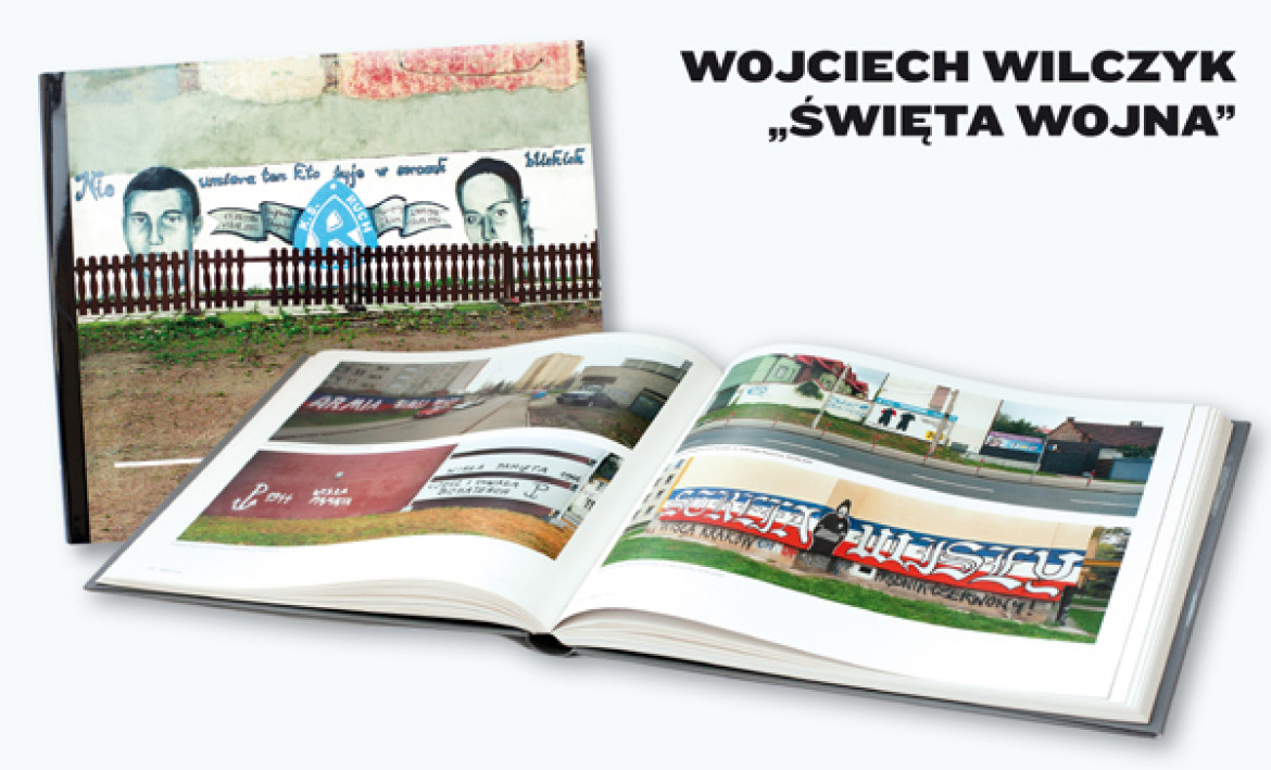 FOTOGRAFICZNA PUBLIKACJA ROKU, „Święta wojna” autor: Wojciech Wilczyk wydawca: Karakter, galeria Atlas Sztuki grudzień 2014, Kraków „Święta wojna” jest kolejną książką jednego z najważniejszych polskich dokumentalistów. Przez sześć lat Wojciech Wilczyk fotografował kibicowskie graffiti w Krakowie, na Górnym Śląsku i w Łodzi – czyli tam, gdzie dochodzi do największych starć między zwolennikami rywalizujących drużyn. Książka prezentuje 391 fotografii, które są czymś więcej niż dokumentacją zjawiska społecznego. W obiektywie Wilczyka kibicowskie graffiti zamieniają się w pytanie o kondycję i stan świadomości całego społeczeństwa tak łatwo dającego przyzwolenie na agresję, ksenofobię i rasizm. Prostackie napisy i rozbudowane graficzne murale tworzone przez kibiców, w których narodowa duma i rycerskość mieszają się z antysemityzmem i nawoływaniem do przemocy, każą na nowo zastanowić się nie tylko nad wykluczeniem społecznym całych grup, ale też nad wartościami, na jakich zbudowana została polska polityka historyczna ostatnich 25 lat. Teksty do książki napisały prof. Joanna Tokarska-Bakir i dr Anna Zawadzka – stanowią one antropologiczno-kulturowy komentarz do projektu. Z kolei esej Adama Mazura pozwala umiejscowić „Świętą wojnę” na tle całej twórczości Wojciecha Wilczyka. Autorem projektu graficznego jest Przemek Dębowski. Książka towarzyszyła jego wystawie pod tym samym tytułem. Ukazała się w nakładzie 1000 egz.