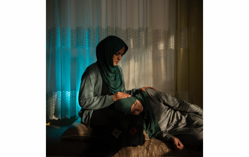 Z cyklu: No Woman’s Land
fot. Kiana Hayeri / Fondation Carmignac / World Press Photo 2025





W Afganistanie fundamentalistyczny rząd Talibów odmawia kobietom dostępu do edukacji ponad poziom podstawowy, zabrania im pracy poza domem, a w niektórych regionach zakazuje nawet wychodzenia z domu bez męskiego opiekuna lub z odsłoniętą twarzą. Miejsca, w których kobiety mogły się wcześniej swobodnie spotykać – szkoły, parki, siłownie, salony piękności czy biura – zostały dla nich zamknięte. Mimo tych ograniczeń Afganki znajdują subtelne, ale niezwykle silne sposoby oporu. Ich niezgoda wyraża się po cichu, za zamkniętymi drzwiami: w domach, tajnych klasach i prywatnych uroczystościach.