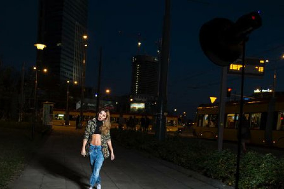 Power Flash vs. Digitalis Pro S400DC - mocny flash czy akumulatorowa lampa studyjna