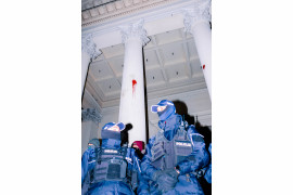 Zdjęcie: Alicja Lesiak. Policjanci pilnujący kościoła i Straży Narodowej na pl. Trzech Krzyży