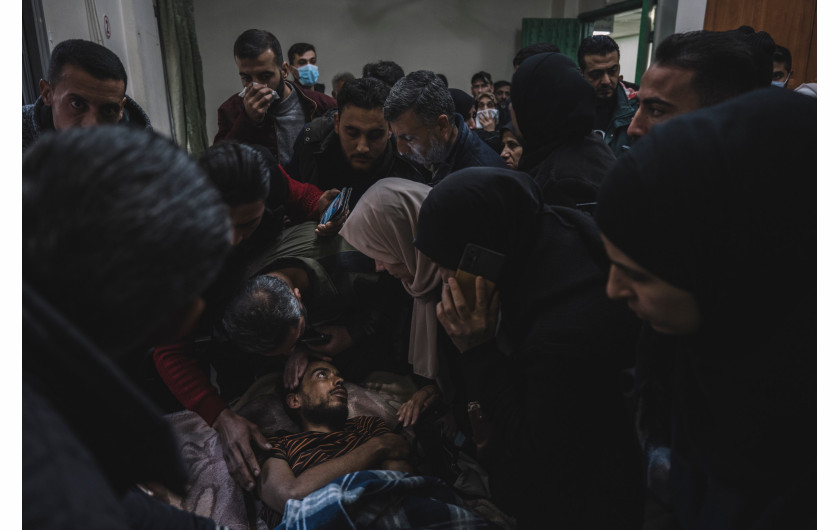 Z cyklu: The Shadows Already Have Names
fot. Samuel Nacar / dla Revista 5W / World Press Photo 2025




Długa wojna domowa w Syrii osiągnęła punkt zwrotny 8 grudnia 2024 roku, gdy po dwóch tygodniach intensywnych walk siły rebeliantów bez większego oporu zajęły stolicę kraju – Damaszek – obalając tym samym 24-letni reżim prezydenta Baszara al-Asada. Natychmiast po zdobyciu miasta rozpoczęto uwalnianie więźniów z rozległej sieci ośrodków detencyjnych, której centrum stanowiło owiane złą sławą wojskowe więzienie Sednaya. Relacje ocalałych ujawniły skalę systematycznych zatrzymań, tortur i tajnych egzekucji przeciwników politycznych, jakie miały miejsce za rządów Asada, przekształcając brutalny system więziennictwa w narzędzie wojny.