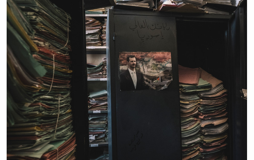 Z cyklu: The Shadows Already Have Names
fot. Samuel Nacar / dla Revista 5W / World Press Photo 2025




Długa wojna domowa w Syrii osiągnęła punkt zwrotny 8 grudnia 2024 roku, gdy po dwóch tygodniach intensywnych walk siły rebeliantów bez większego oporu zajęły stolicę kraju – Damaszek – obalając tym samym 24-letni reżim prezydenta Baszara al-Asada. Natychmiast po zdobyciu miasta rozpoczęto uwalnianie więźniów z rozległej sieci ośrodków detencyjnych, której centrum stanowiło owiane złą sławą wojskowe więzienie Sednaya. Relacje ocalałych ujawniły skalę systematycznych zatrzymań, tortur i tajnych egzekucji przeciwników politycznych, jakie miały miejsce za rządów Asada, przekształcając brutalny system więziennictwa w narzędzie wojny.