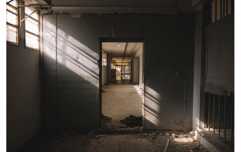 Z cyklu: The Shadows Already Have Names
fot. Samuel Nacar / dla Revista 5W / World Press Photo 2025




Długa wojna domowa w Syrii osiągnęła punkt zwrotny 8 grudnia 2024 roku, gdy po dwóch tygodniach intensywnych walk siły rebeliantów bez większego oporu zajęły stolicę kraju – Damaszek – obalając tym samym 24-letni reżim prezydenta Baszara al-Asada. Natychmiast po zdobyciu miasta rozpoczęto uwalnianie więźniów z rozległej sieci ośrodków detencyjnych, której centrum stanowiło owiane złą sławą wojskowe więzienie Sednaya. Relacje ocalałych ujawniły skalę systematycznych zatrzymań, tortur i tajnych egzekucji przeciwników politycznych, jakie miały miejsce za rządów Asada, przekształcając brutalny system więziennictwa w narzędzie wojny.