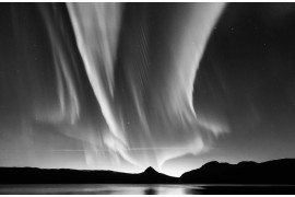 fot. Kolbein Svensson, "Black & White Aurora"