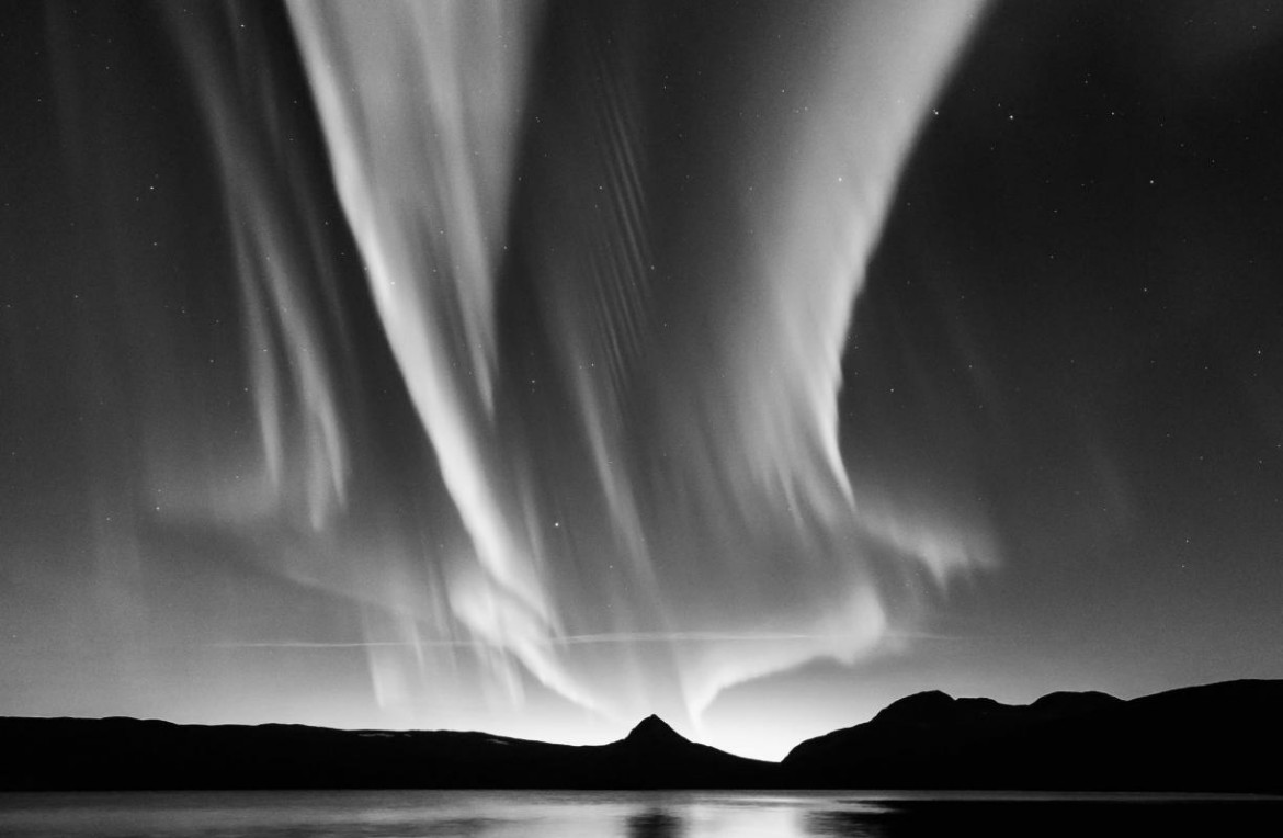 fot. Kolbein Svensson, "Black & White Aurora"