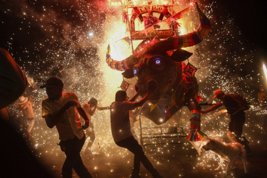 fot. Antonio Flores - The Offering Of The Heirs Of The Fire, finalista URBAN Photo Awards 2025: Single Pictures – Streets