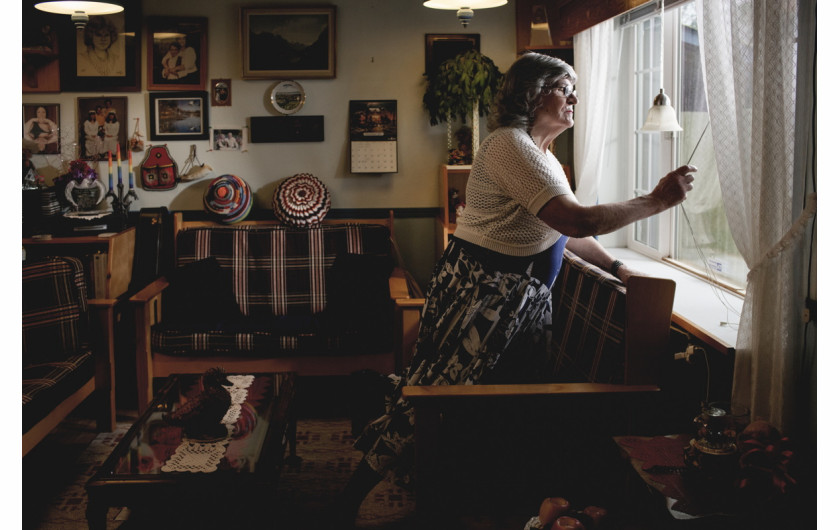 fot. Jessica Dimmock, for Topic, Northwest Passages, 2. miejsce w kategorii Portraits.

Transseksualiści na całym świecie nadal spotykają się z powszechną stygmatyzacją. Seria ukazuje starsze osoby, w miejscach, w których przez lata ukrywały swoją prawdziwą tożsamość.