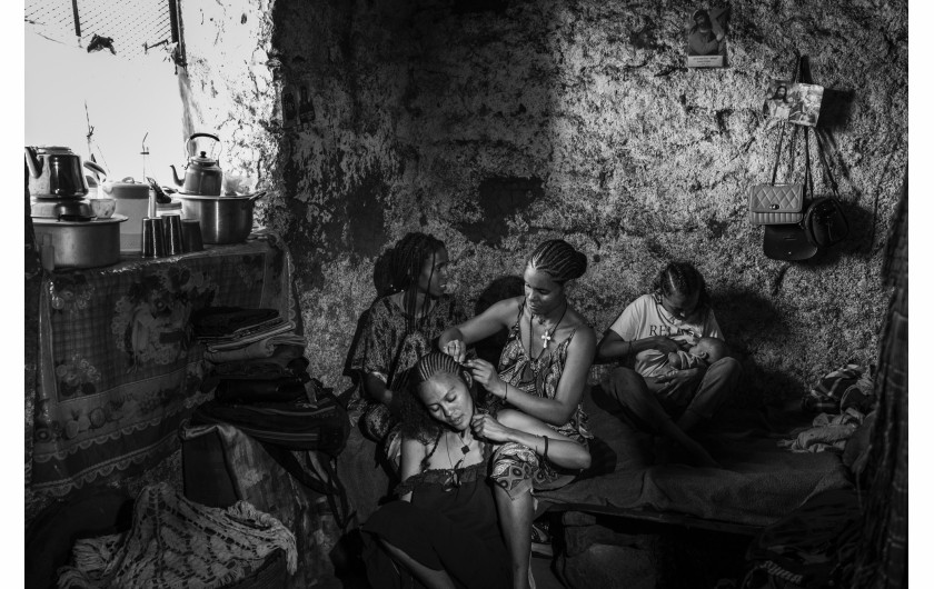 Z cyklu: Women's Bodies as Battlefields
fot. Cinzia Canneri / Association Camille Lepage / World Press Photo 2025



W 2017 roku Cinzia Canneri rozpoczęła dokumentowanie doświadczeń Erytrejek uciekających przed represyjnym reżimem swojego kraju. Po wybuchu wojny w regionie Tigraj w północnej Etiopii w 2020 roku, jej projekt rozszerzył się o historie kobiet z Tigraju, które zmuszone były opuścić swoje domy w wyniku zbrojnej inwazji. Obie grupy stały się celem systematycznej przemocy seksualnej – gwałtów, postrzałów, tortur – o której, z powodu społecznego tabu, ograniczonego dostępu do opieki zdrowotnej i trudności w dotarciu do ofiar, media informują zbyt rzadko. Ukazując historie i głosy ocalałych, projekt ten na nowo definiuje pojęcie odporności – jako złożonego, zbiorowego wysiłku w walce z bólem, traumą i stratą.